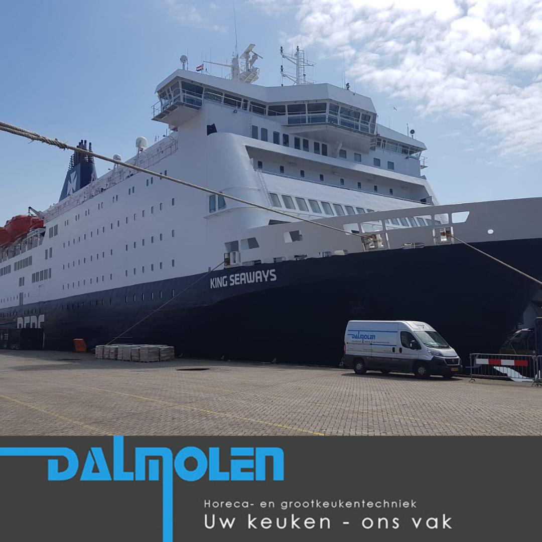 DalmolenHoreca's tweet photo. 🔹Onderhoudswerkzaamheden🔹De afgelopen 2 wk en de komende 2 wk is @Dalmolenhoreca op dit schip van King Seaways onderhoud aan het plegen aan de Lamber bandvaatwasmachine. Prachtige klus op een mooie locatie. En onze bus lijkt een klein busje naast zo'n schip!
#dalmolen #dalpro https://t.co/J0qvvG1821