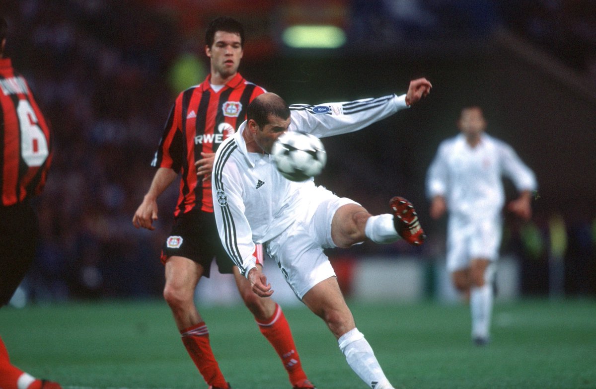 brfootball's tweet photo. On this day in 2002, Zinedine Zidane scored THAT volley in the #UCL final 😱🚀 https://t.co/I717SIrkpr