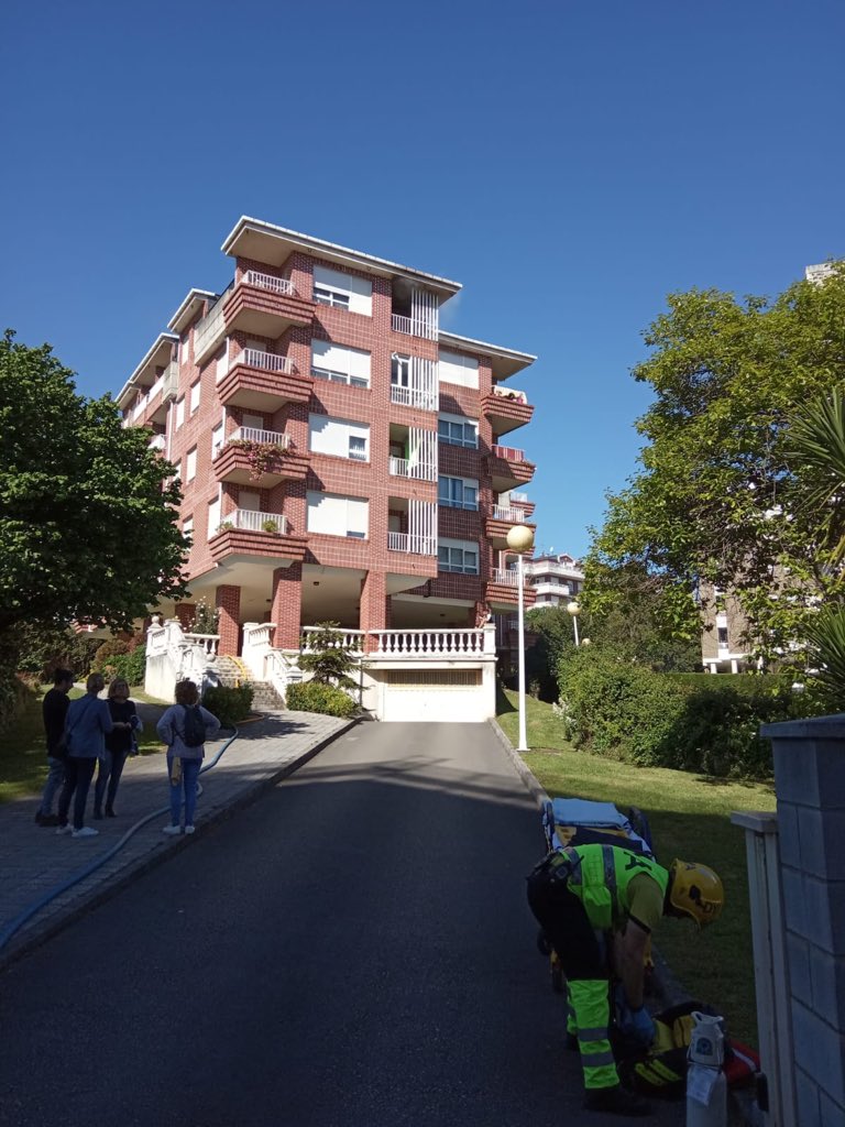 DYACantabria's tweet photo. 10:34 Incendio en vivienda de C/ Lorenzo Maza de #CastroUrdiales recursos de Bomberos interviniendo en el lugar, extinguido el fuego aún continúan refrescando y ventilando.
#DYA envía ambulancia SVB en prevención junto a Policía Local. No se registran heridos. https://t.co/9EAQJaOKXG