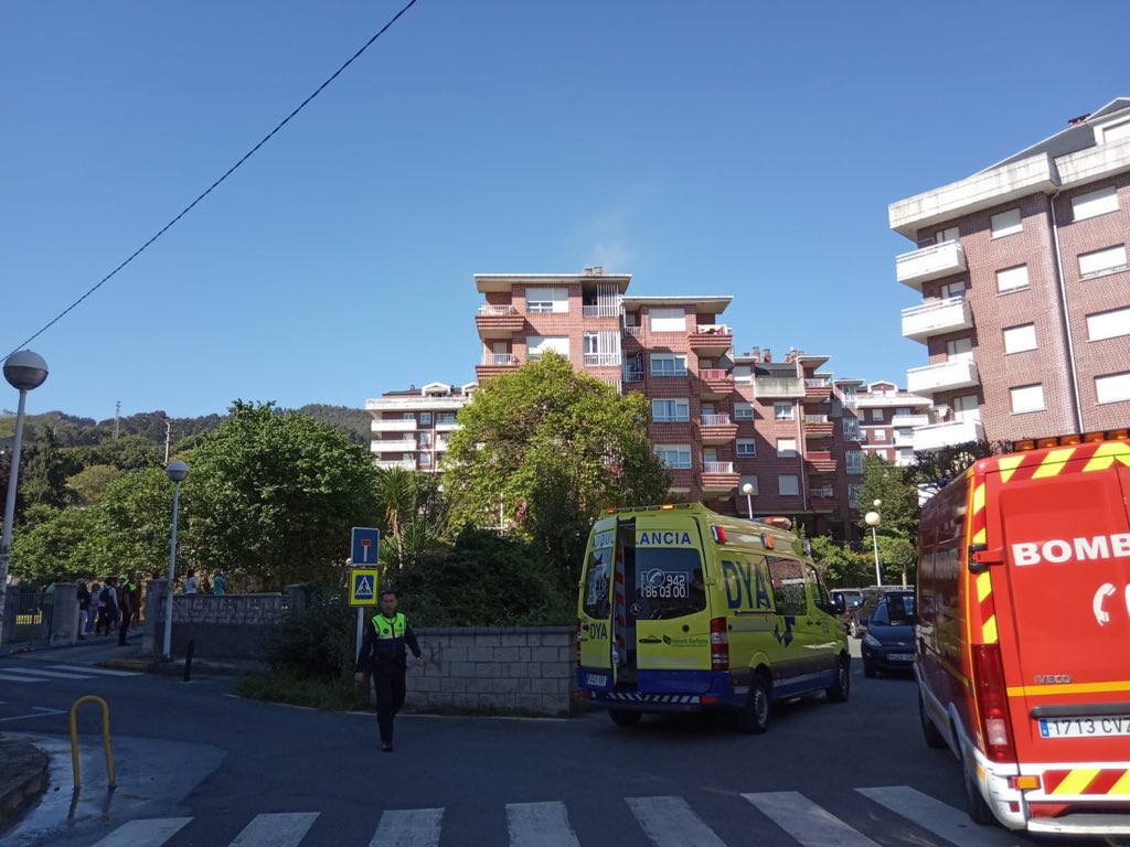DYACantabria's tweet photo. 10:34 Incendio en vivienda de C/ Lorenzo Maza de #CastroUrdiales recursos de Bomberos interviniendo en el lugar, extinguido el fuego aún continúan refrescando y ventilando.
#DYA envía ambulancia SVB en prevención junto a Policía Local. No se registran heridos. https://t.co/9EAQJaOKXG