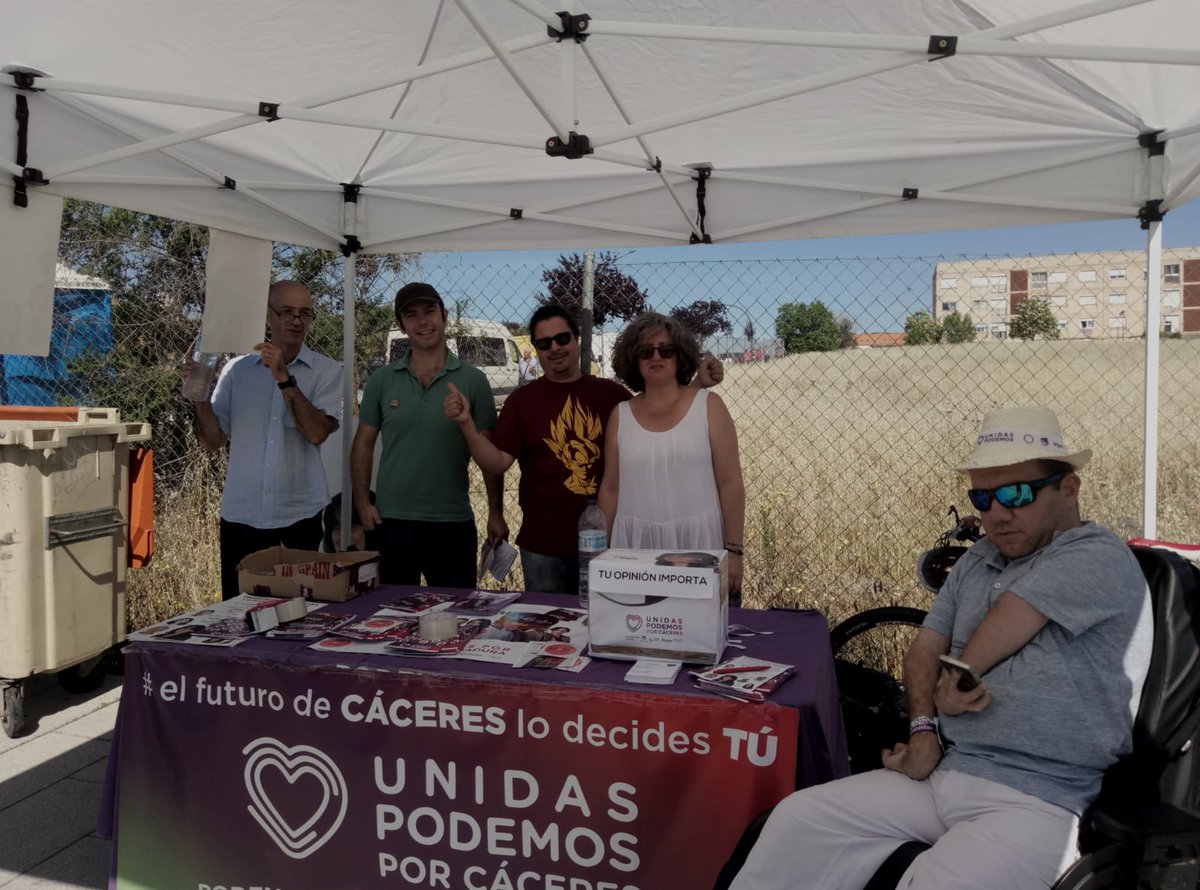 coalicionxcc's tweet photo. Repartiendo información en el mercado.
#UnidasPodemosCambiarCáceres https://t.co/Q2X3owqyrC