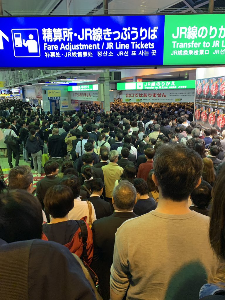 品川駅京急線が大混雑でパニック状態になっている現場画像