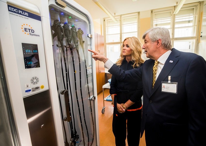 NadaceAgrofert's tweet photo. Včera jsme Thomayerově nemocnici předali nový přístroj Arietta 70 za téměř 6 milionů Kč, který výrazně pomáhá v diagnostice vnitřních orgánů, hlavně slinivky břišní. Poslouží až 400 pacientů ročně v nemocnici se spádovostí pro zhruba 450 000 lidí. https://t.co/FDctdAtuac https://t.co/CdTqRRtS3b