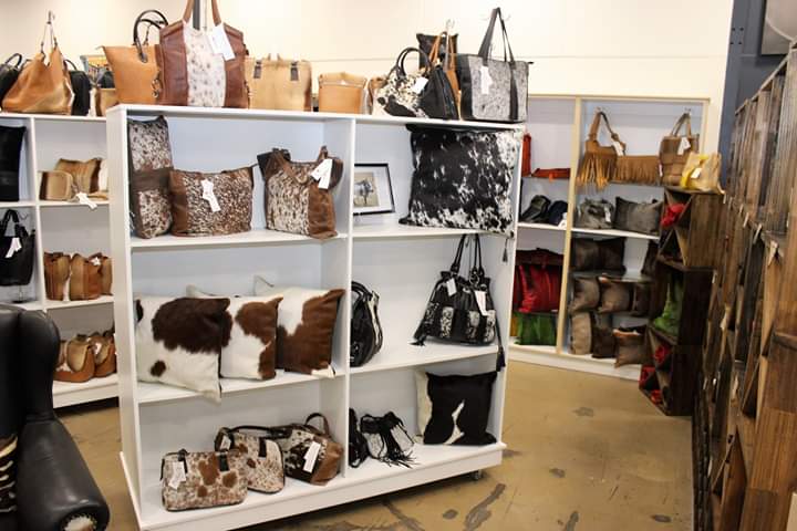 DeputyTourism's tweet photo. Meeting some of the  manufacturing team members  behind the beautiful handcrafted wares and international buyers who were there to place their orders at the Klein Karoo Ostrich Emporium in Oudtsthoorn on the Garden Route on Monday afternoon  #WeDoTourism https://t.co/vgFNDIciCz
