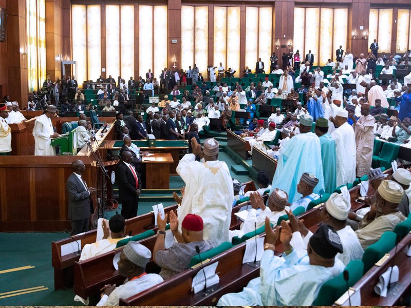 EiENigeria's tweet photo. 9th National Assembly: 469 members to receive N4.68bn welcome package

-360 House of Representatives: N3.57bn.

-109 Senators: N1.1bn

A large army of unemployed Nigerians:🤷‍♂🤷‍♂🤷‍♂

#OpenNASS https://t.co/jnF8xVzw8b