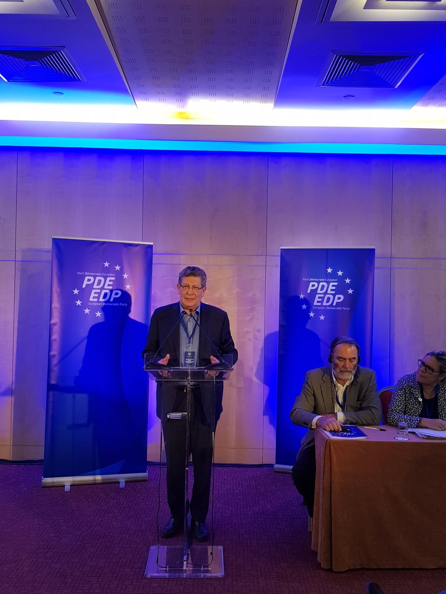 .<a href="/gerardeprez/">Gérard Deprez</a> : "La 2nde priorité  est la gouvernance de la zone euro. Il faut un pilote politique et un Parlement contrôlant son action. Il faut également des moyens budgétaires." #europeandemocrats #edpmanifesto