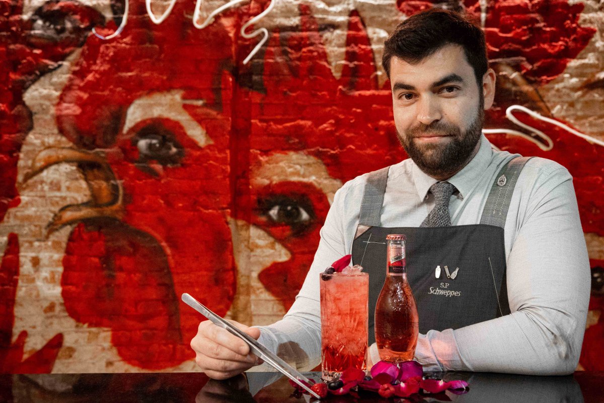 ComerACiegas's tweet photo. ¿Quieres conocer las últimas tendencias en #mixología de este #verano y sorprender con las mejores y + refrescantes combinaciones? ¡Máster Class de los #MixingMaster de @Schweppes_ES! @sir_negroni @DryMartiniJDLM @DiegoCabreraBar @AlbertoPizarro @borja_cortina @Nagore_arregui https://t.co/xaffDdzXbh