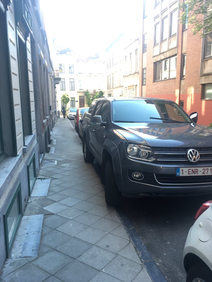 LuanaBid's tweet photo. Less is more, people! #suv #access #yesbutwhy #thinkSmall https://t.co/rmZ7BSm0XR
