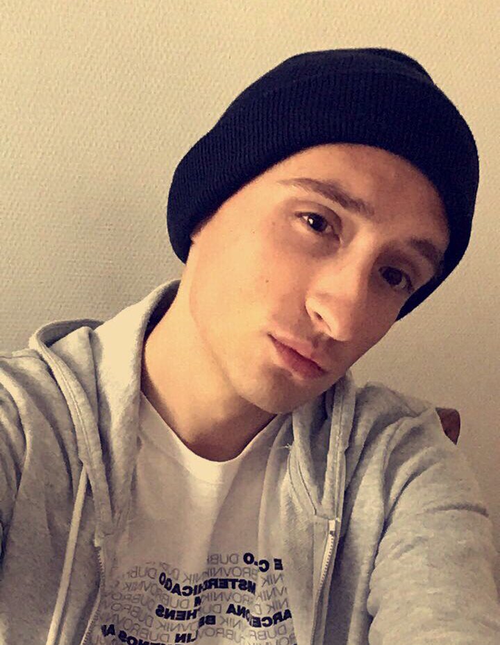 ccclementh's tweet image. Ce matin, grand essayage des dotations vestimentaires sncf à savoir ce bonnet😜. Pratique pour l’hiver, devenir marin pêcheur ou le retourner et faire la quête. #multifonction