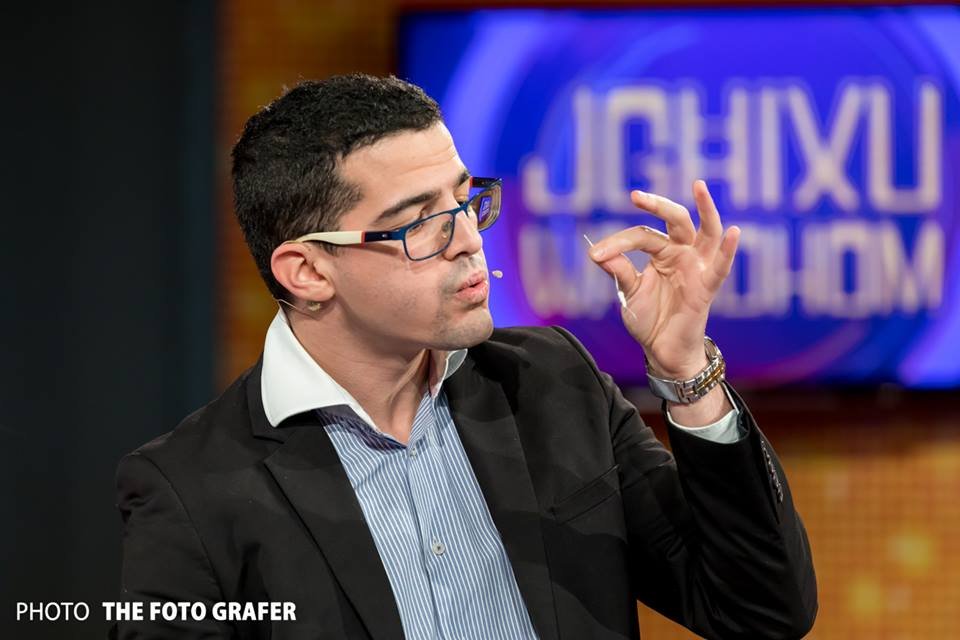 DanRavenMagic's tweet image. Performing a classic of magic with floss. 

Special thanks to Lonnie Chevrie for coming up with this! 

#gypsythread #lonniechevrie #tvmagic #magician #ravenisation