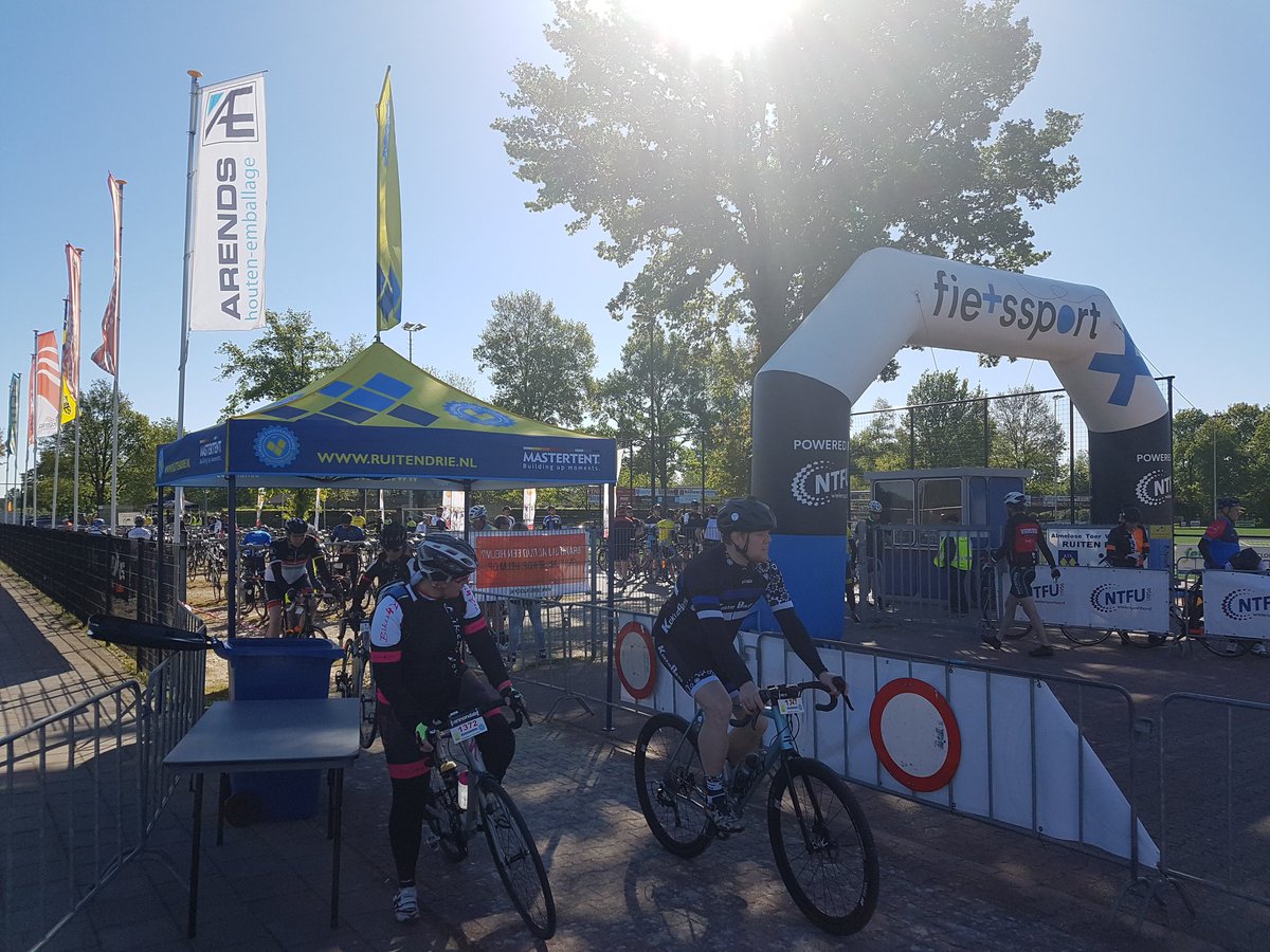 Ruim 1600 wielrenners uit alle windstreken begonnen vanochtend aan hun #helvantwente! #ntfu #mijntoertocht #awtd #visitoost #almelo ruitendrie.nl/nieuws/ruim-16…