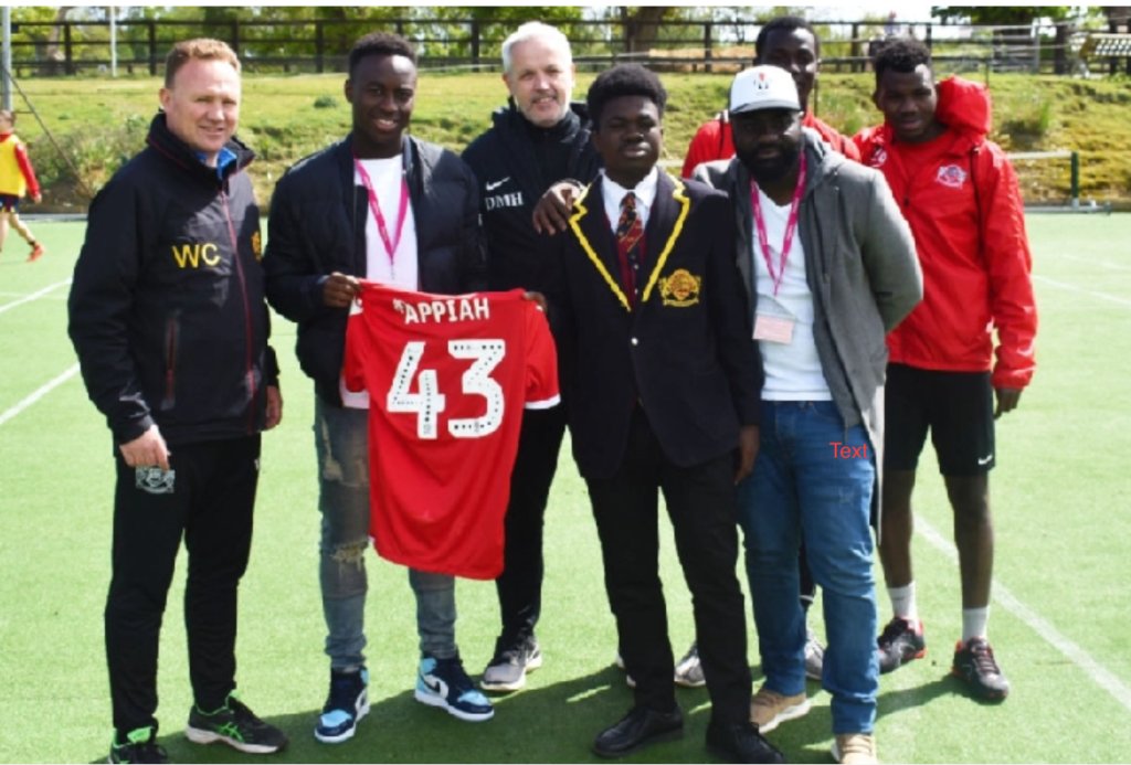 Ghanasoccernet's tweet photo. Nottingham Forest star Arvin Appiah advises students of Buckswood Football Academy https://t.co/WnVUBZbjnI https://t.co/iinXZxkJH7