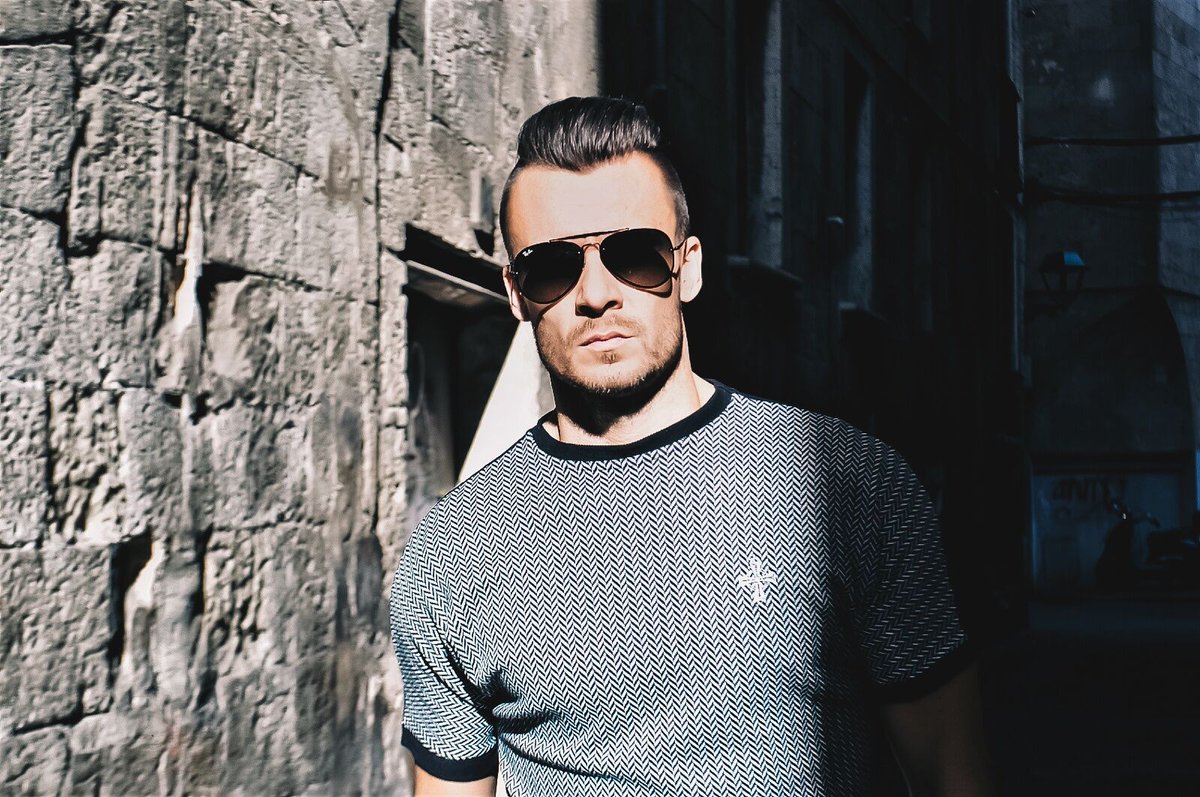 ETTOBoutique's tweet photo. Sunshine makes everyone happy 😎

Check out the Herringbone Panel T-Shirt £49.99

SHOP: https://t.co/BbwaLJkUdS
.
#Alexchristopher #Menswear #Mensfashion #Fashion #Summerfashion #Highfashion #Stylish #Stylishmen #ootd #Summervibes #Fashionable #Summer2019 #Sunglasses #streetwear https://t.co/Jqs5GTXChC