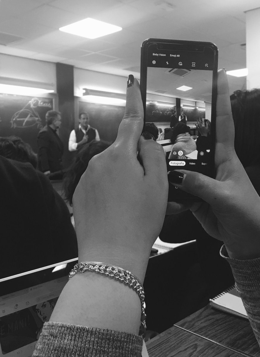 Si conclude l’intervento di <a href="/emercada/">enrico mercadante</a> a #smm19 //

E si ringrazia per la panoramica realistica su numeri, potenzialità, pericoli della #DigitalTransformation nel contesto odierno, in cui bisogna inventare e reinventarsi.

#pointofview: non c’è innovazione senza tradizione.