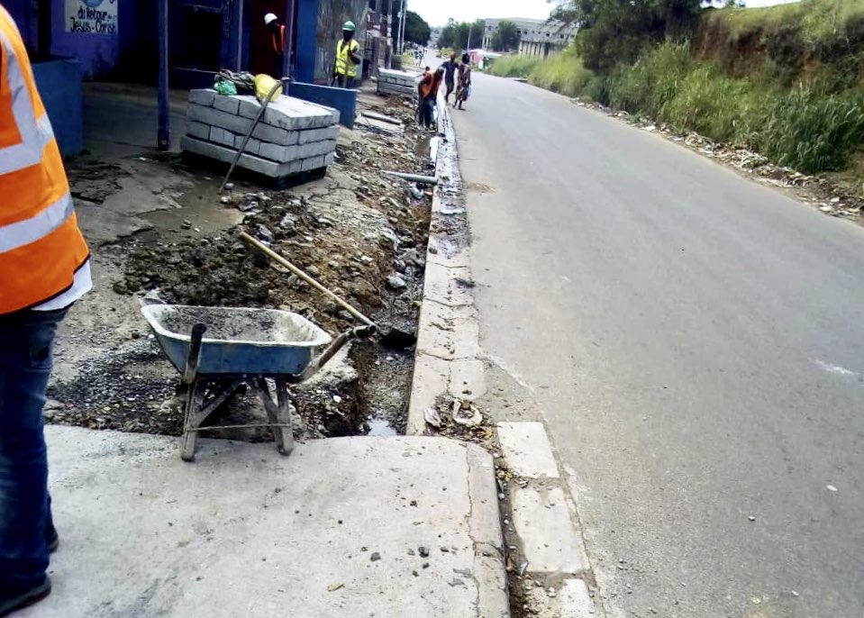 📍Carrefour Kanté + Voie 67

➡️Préparation et coulage des trottoirs

🚧🚜 

#NousSommesTousConcernés
#Gabon