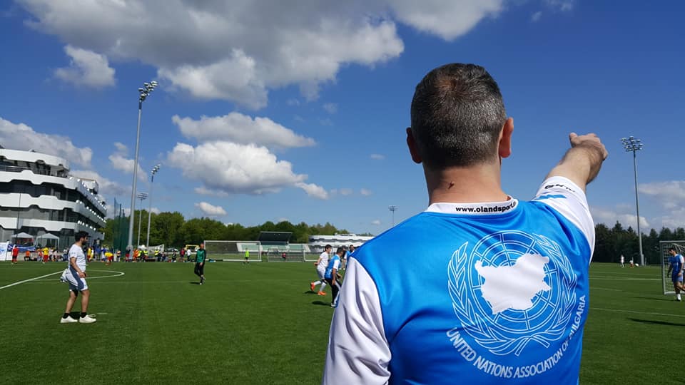 Тази събота под патронажа на @EZaharievaMFA и заедно с нашите партньори от <a href="/BFU_1923/">Bulgarian Football Union</a> събрахме редица дипломати, представители на <a href="/BulgariaUNHCR/">UNHCR Bulgaria</a>, <a href="/UnicefBulgaria/">UNICEF Bulgaria</a>, <a href="/IOMBulgaria/">IOM Bulgaria</a> и студенти на футболното игрище, за да привлечем вниманието към правата на човека и устойчивото развитие.