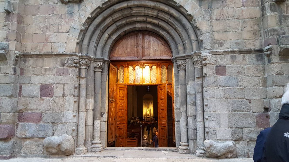 BisbatUrgell's tweet photo. Demà passat, 17 de maig, el #MuseuDiocesàUrgell presenta el projecte #BandaSonora al claustre #CatedralUrgell amb el grup #Tornaveus #DiaInternacionalMuseus https://t.co/d6sYhEEZex