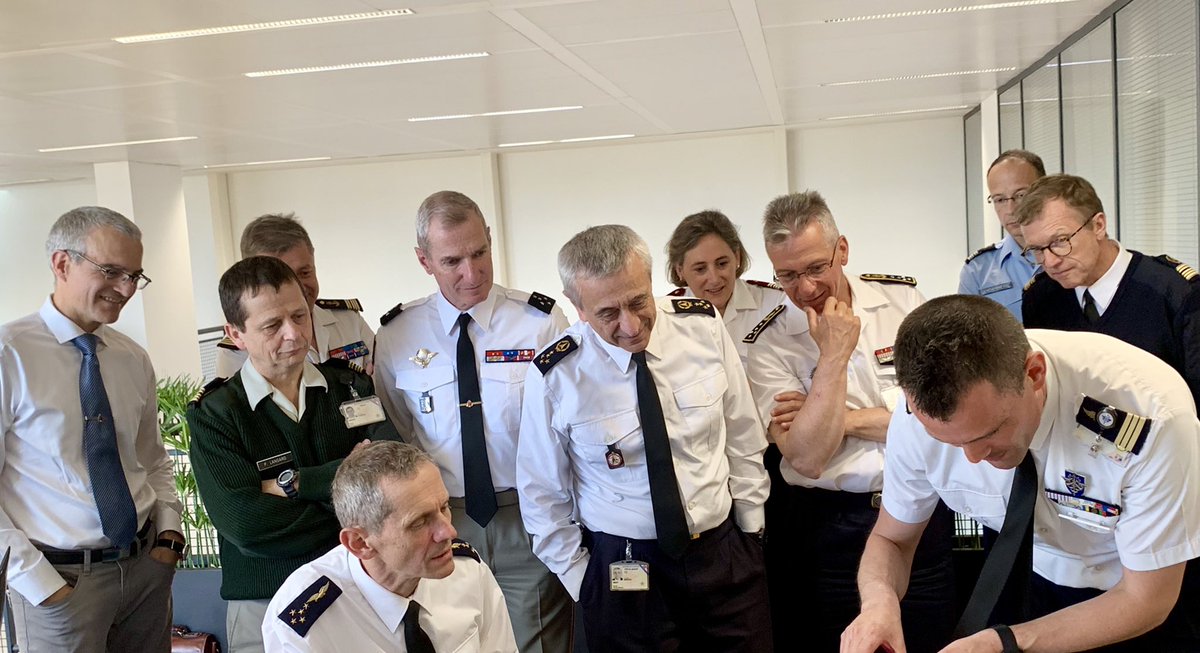 Agence_ID's tweet photo. Visite des #inspecteursgenerauxdesarmees a l’#innovationdefenselab ! Presentation de l’@Agence_ID par @echiva et des projets en cours par l’équipe du #deflab
#innovationouverte #innovationdefense https://t.co/4EfIUYr3Eh