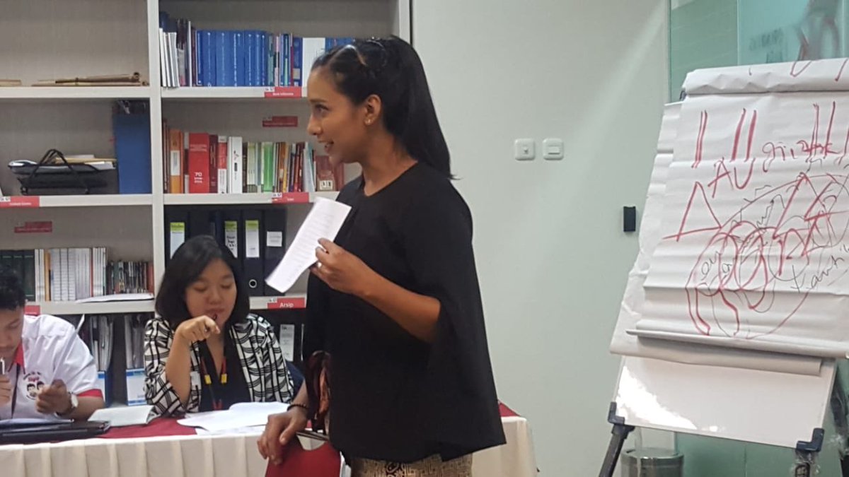shahnazhaque's tweet photo. Saya hari ini dikirim oleh @talkincorps mengajar di OJK Edukasi dan Perlindungan Konsumen. Bertemu dengan 21 staff sampai direktur. Materi #UnderstandingPeople & #professionalpositioning https://t.co/5d5jU8MxPL