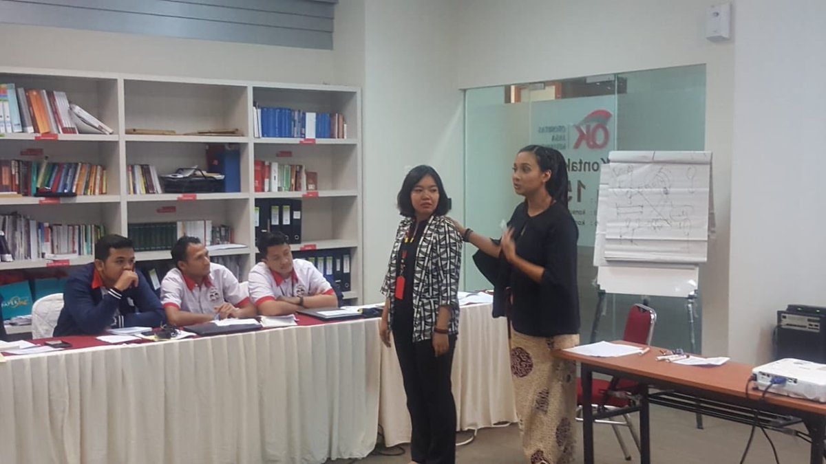shahnazhaque's tweet photo. Saya hari ini dikirim oleh @talkincorps mengajar di OJK Edukasi dan Perlindungan Konsumen. Bertemu dengan 21 staff sampai direktur. Materi #UnderstandingPeople & #professionalpositioning https://t.co/5d5jU8MxPL