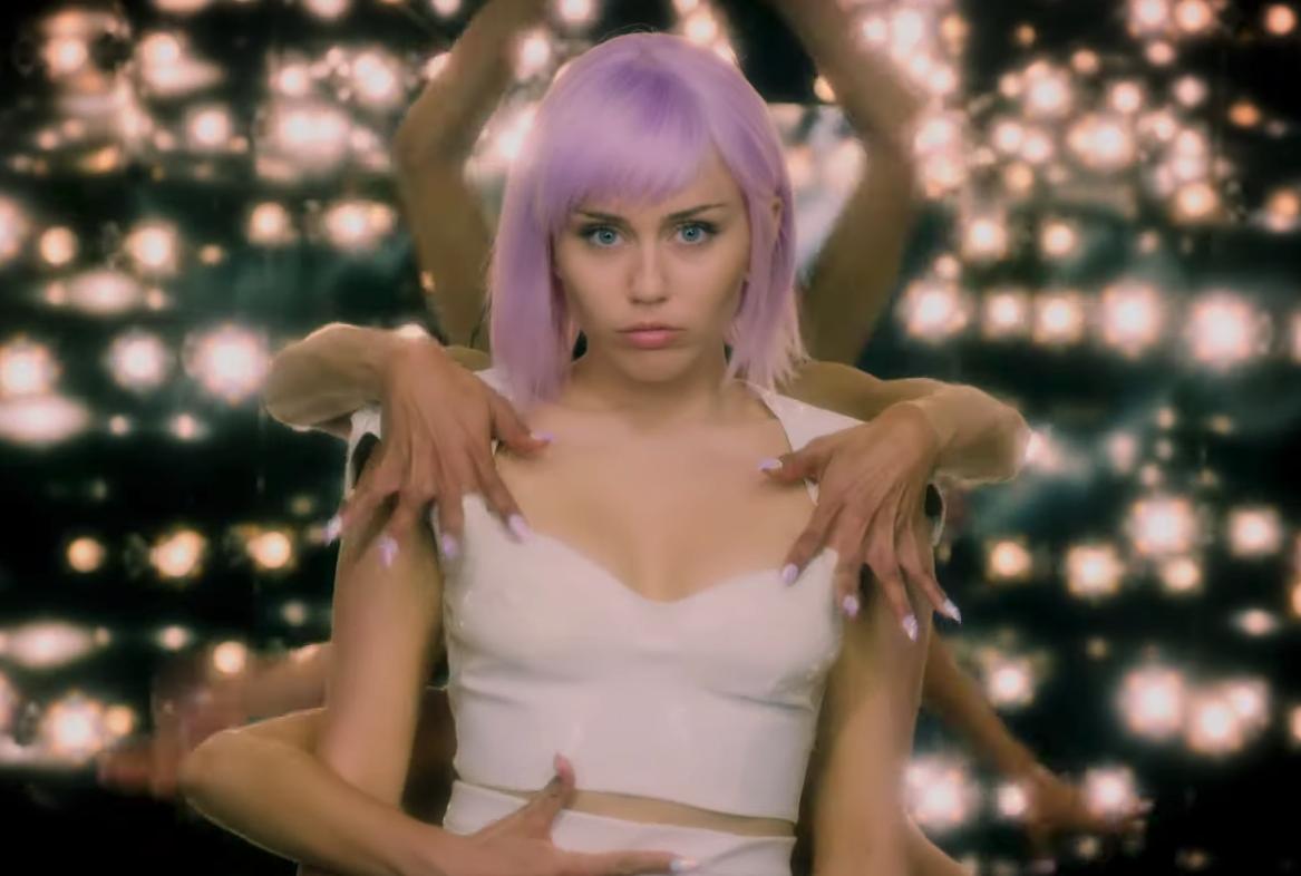 JamesHibberd's tweet photo. #BlackMirror season 5 trailer, release date revealed: See Miley Cyrus in new Netflix role https://t.co/vL41iwyVzA https://t.co/eClcxn51TF