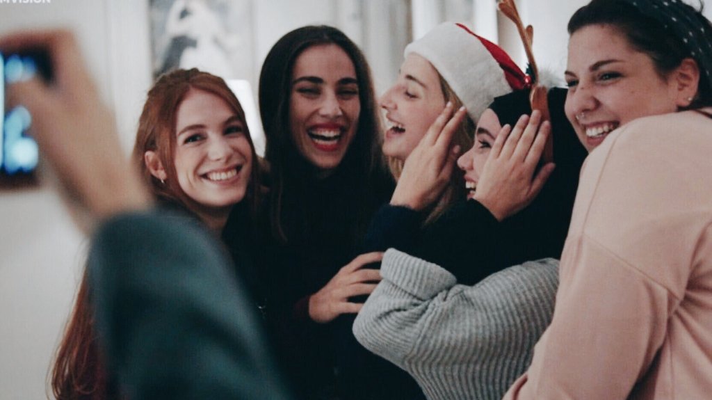 vinvin2193's tweet photo. Eva: "Ele, quanto ti si vede nella foto?"
Eleonora: "Tutto!"
Federica: "Che pezzo di merda!"
Sana: "Ele, io giuro che se ti ha violentata.."
A M I C I Z I A.
#SkamItalia https://t.co/hyshK2LgmT