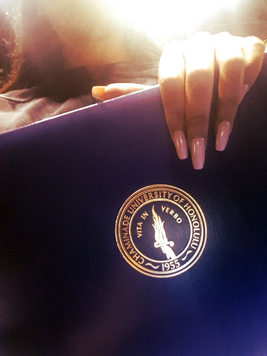 iakwepearlz's tweet photo. My favorite selfie of 2019 👩🏾‍🎓 https://t.co/raWfYuNV9Y