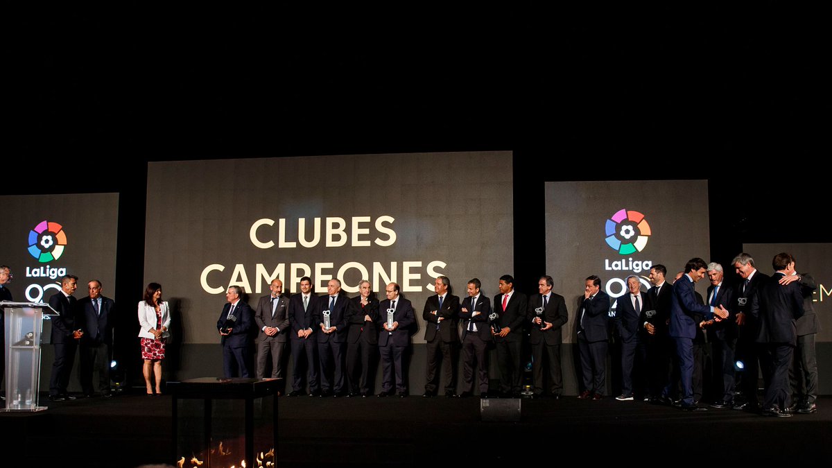 RCDeportivo's tweet photo. El #Dépor, como campeón, homenajeado por @LaLiga entre los protagonistas de sus 90 años de historia https://t.co/cOQ7PDaBiC #ANosaHistoria https://t.co/lJ91z19Z26
