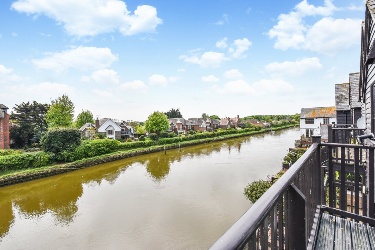SimsWilliamsEst's tweet photo. Superb Riverside AND Castle View! What more can you ask for? #Arundel #town #riverside #riverarun #castle #views #forsale #featuredproperty https://t.co/uZZuytvhgS https://t.co/fmY0MmD7d5