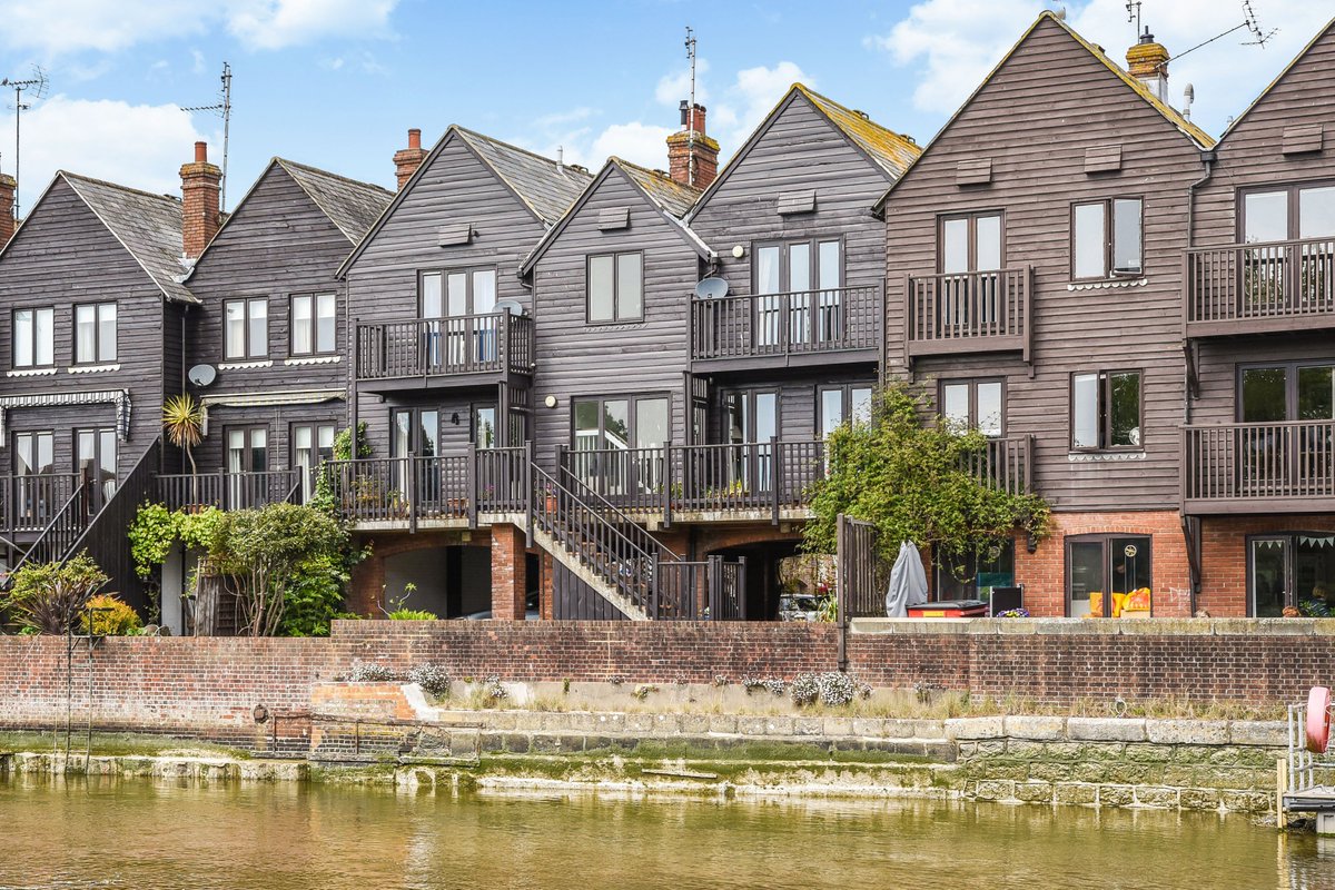 SimsWilliamsEst's tweet photo. Superb Riverside AND Castle View! What more can you ask for? #Arundel #town #riverside #riverarun #castle #views #forsale #featuredproperty https://t.co/uZZuytvhgS https://t.co/fmY0MmD7d5