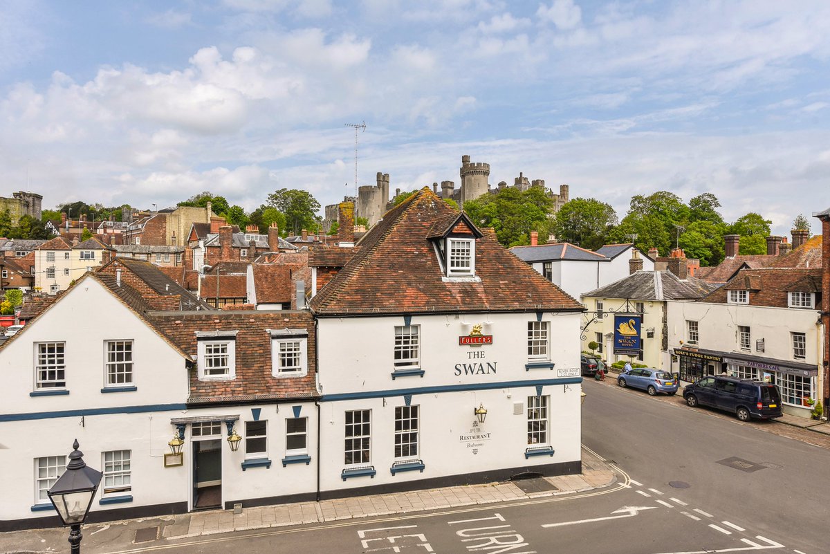 Superb Riverside AND Castle View! What more can you ask for? #Arundel #town #riverside #riverarun #castle #views #forsale #featuredproperty simswilliams.co.uk/property/resid…