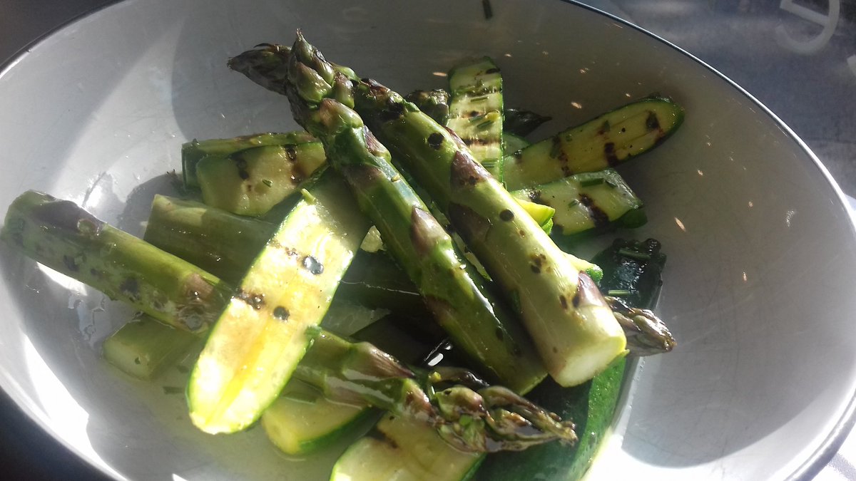 umic089's tweet photo. Char grilled Wye Valley purple asparagus from @OLIVERKAY_ on our salad bar today  #britishproduce @OfficialUoM @wellcometrust @UMIC_ltd @ServestFoodCo @Servest_UK https://t.co/TXnHp8dLr5
