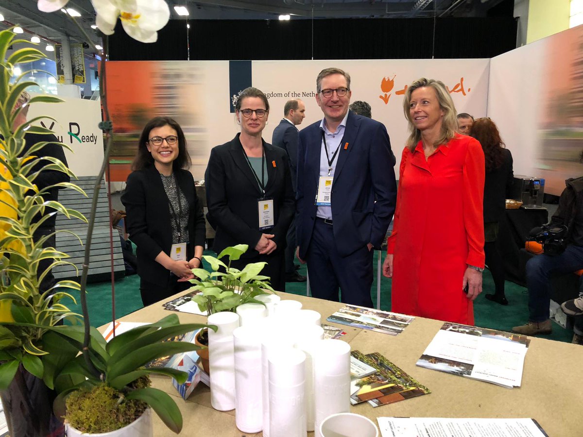 @JanusHoeks (Intemo Helmond) en @TaraPham (@Numina) ondertekenen innovatiedeal over urban movement tracking met privacy by design sensoren tijdens @SmartCitiesNY in aanwezigheid van Minister <a href="/KajsaOllongren/">Kajsa Ollongren</a> en Wethouder @GemeenteHelmond Cathalijne Dortmans. #SCNY19 #SmartNL19