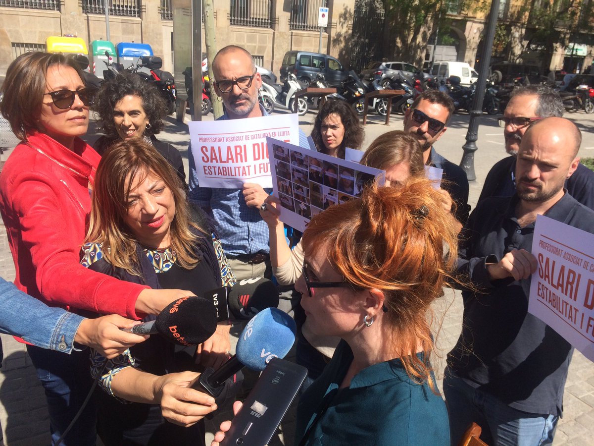 Aquest matí el professorat associat de les universitats públiques catalanes hem tornat a denunciar la nostra extrema precarització davant la DG d’<a href="/universitatscat/">compte no operatiu</a>. Exigim la fi dels acomiadaments, salaris dignes i la regularització de les plantilles, posem fil a l’agulla?
