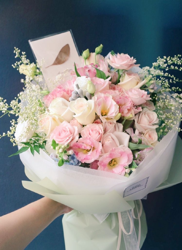 khookhooBub's tweet photo. Where flowers bloom.
So does my love for you.
#iKONICSeIcaDay
#charoot https://t.co/kR6wvQOF4X