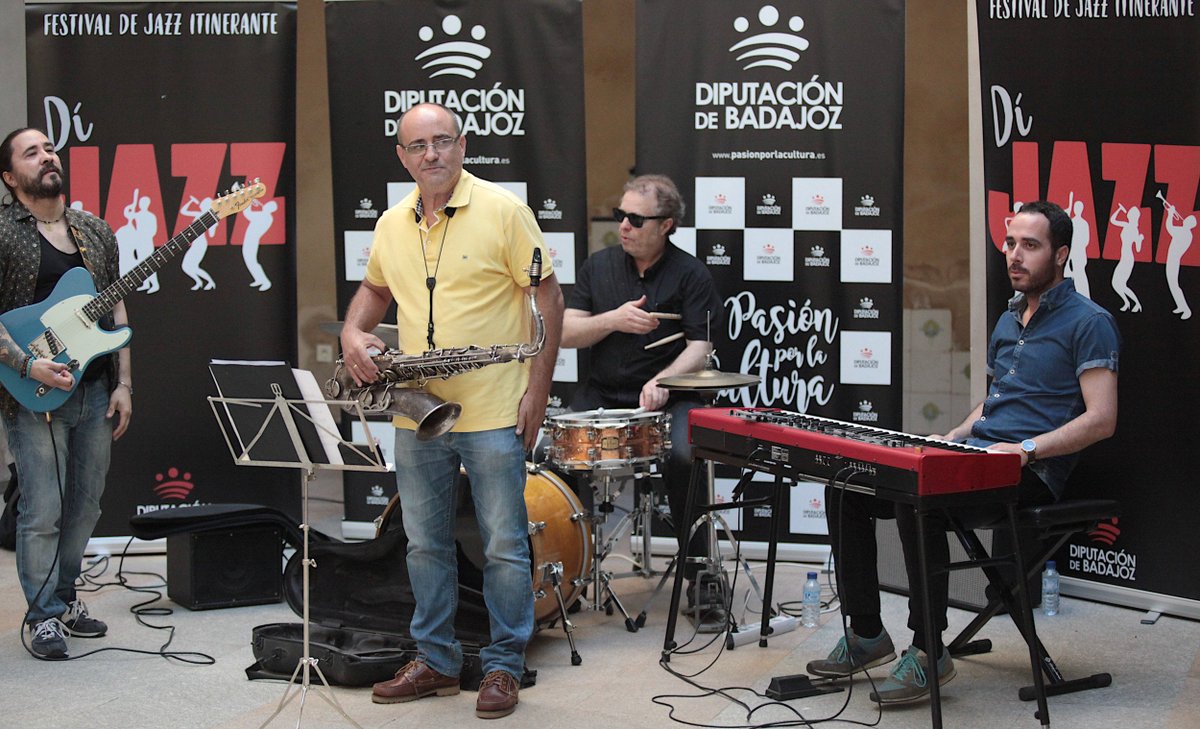 DipdeBadajoz's tweet photo. 🎶 #DiJazz crece respecto a su primera edición. De 8 localidades pasa a 12, mientras que el presupuesto crece de 18.000 a 25.000€.
📅 Si quieres saber cuándo, dónde y de quién será cada uno de los conciertos, consulta nuestra agenda en facebook: https://t.co/9d5yFb8qwS https://t.co/5d2Tfzl9n5