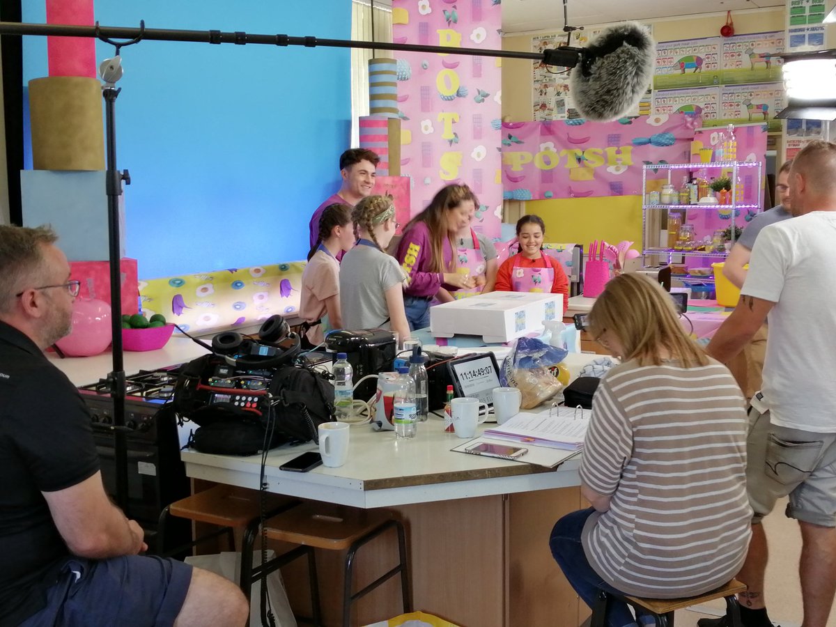 BroHyddgen's tweet photo. Disgyblion blynyddoedd 7 a 8 yn ffilmio rhaglen Potsh heddiw ar gyfer S4C
Year 7 and 8 pupils filming Potsh for S4C today #potsh https://t.co/7kVi2VqPx3