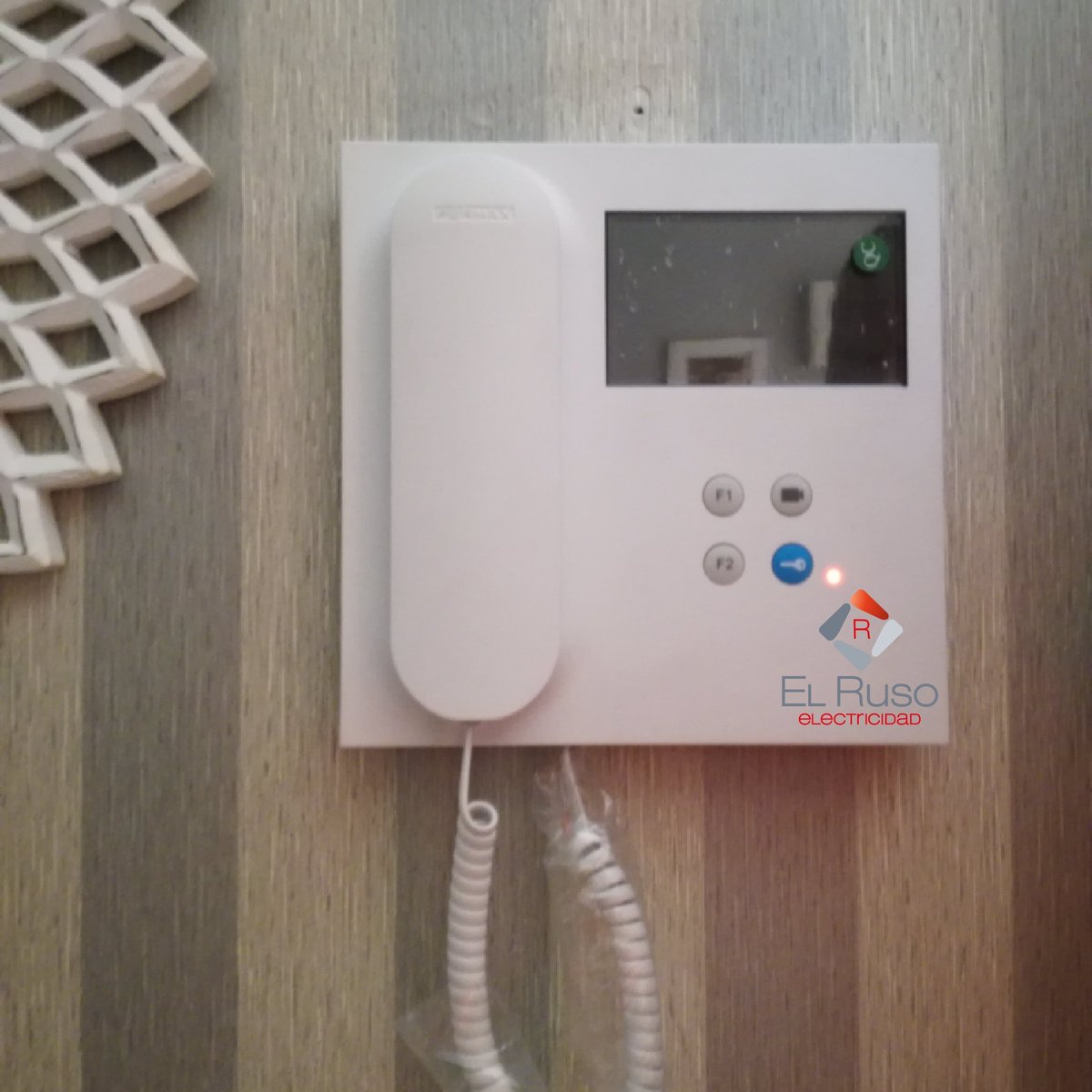 elrusoelectric's tweet photo. En este #edificio 🏢 hemos sustituido el sistema de #portero🗣️ por #videoportero 👁️👁️ 🗣️ a color y además hemos instalado un sistema 🤳para abrir la puerta➡️🚪 sin llave prolongando así la vida del bombín
#mula #murcia #electricista #antenista #sinllaves #accesos #FelizMiercoles https://t.co/p6VQL1SQVt