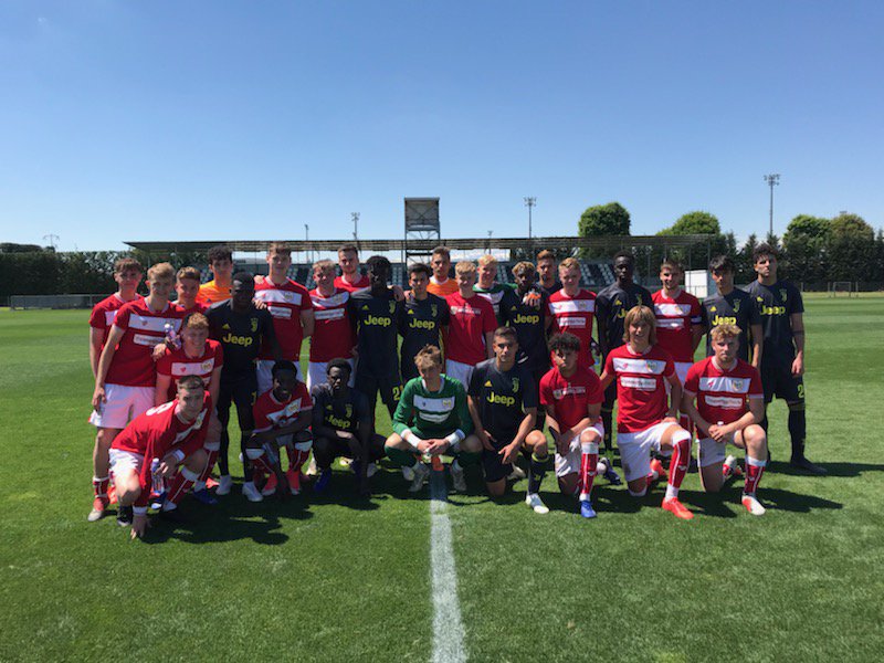 Well, that's a scoreline we haven't seen before 😏

An outstanding performance from our Under-18s 💪🏼

0-2

#JUVvBRC 
⚽️🔴⚪🇮🇹