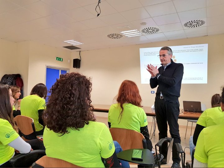 sarsa42's tweet photo. Secondo @Leo_Angrisani, docente presso il #DIETI #unina, uno degli aspetti fondamentali della #digitalinnovation è quello della #divulgazione. C'è l'esigenza, afferma il prof, di diffondere ampiamente #conoscenza e #competenze.
#IoT #societing #Industry40 #DigitalTransformation https://t.co/AmR25yt0PS