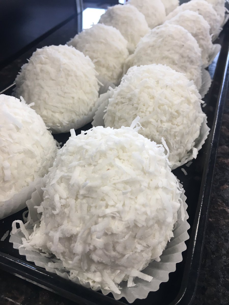AntoniosBakery's tweet photo. Seeing some blue sky..time for a snowball 😉 😎 #springsweets https://t.co/ctV0eZmV3V