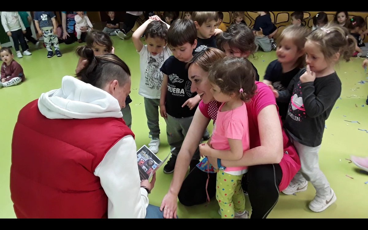 truebaikastetxe's tweet image. TRUEBA FOR CHANGE llega de nuevo a la guardería con el proyecto "GURE NAHIA ZURE ALAIA" "NUESTRO DESEO TU ALEGRÍA".Hemos repartido sonrisas entre un grupo de alumnos voluntarios de 4°de la ESO entregándoles unas cartas que los más pequeños han hecho para ellos ¡LES HAN ENCANTADO!