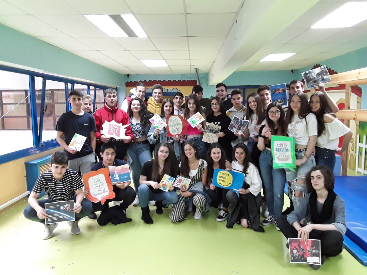 truebaikastetxe's tweet image. TRUEBA FOR CHANGE llega de nuevo a la guardería con el proyecto "GURE NAHIA ZURE ALAIA" "NUESTRO DESEO TU ALEGRÍA".Hemos repartido sonrisas entre un grupo de alumnos voluntarios de 4°de la ESO entregándoles unas cartas que los más pequeños han hecho para ellos ¡LES HAN ENCANTADO!