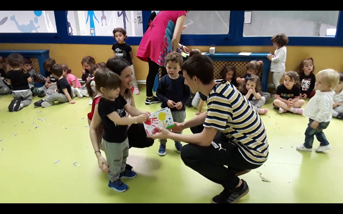 truebaikastetxe's tweet image. TRUEBA FOR CHANGE llega de nuevo a la guardería con el proyecto "GURE NAHIA ZURE ALAIA" "NUESTRO DESEO TU ALEGRÍA".Hemos repartido sonrisas entre un grupo de alumnos voluntarios de 4°de la ESO entregándoles unas cartas que los más pequeños han hecho para ellos ¡LES HAN ENCANTADO!