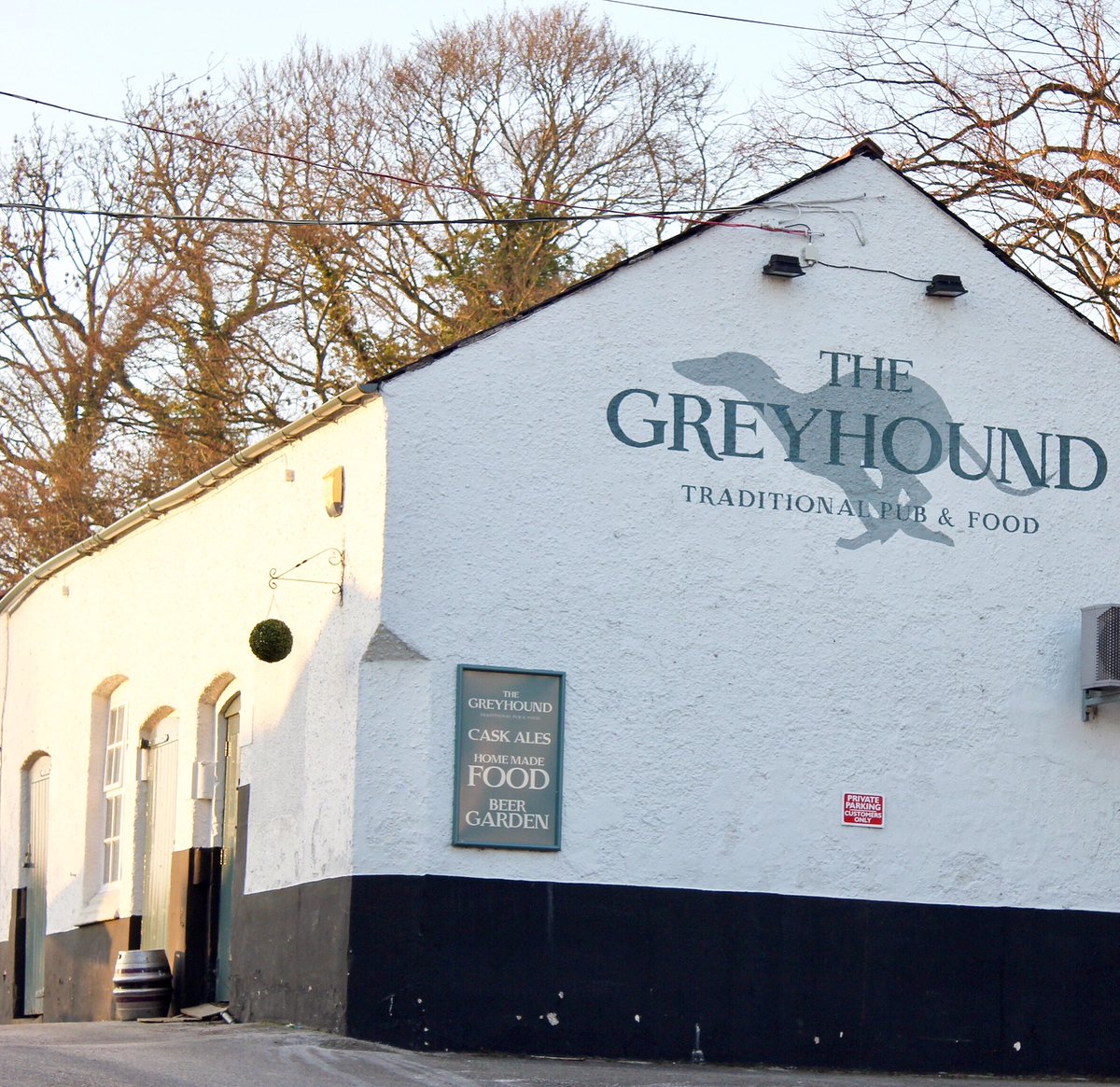 InnGreyhound's tweet photo. Don’t forget to pop down with you friend or family for a cold refreshing drink on this lovely summers day ☀️ 🍸 #ginandtonic #pint #malibu #softdrinks #sunnyday #Saughall #Chester https://t.co/KUQ0NY3hyi