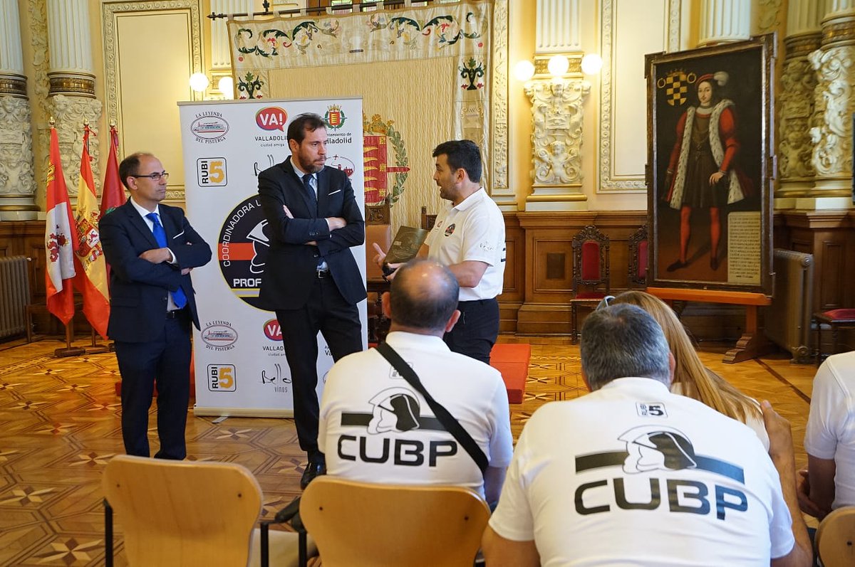 AyuntamientoVLL's tweet photo. 📸 El Alcalde de Valladolid, @oscar_puente_, y el concejal de Seguridad y Movilidad, @velezpsoe, han recibido hoy en el Ayuntamiento a los miembros de la Asociación Profesional de Bomberos, la #CUBP, que está celebrando su V aniversario.

#Valladolid #BomberosVLL @BomberosVLL https://t.co/sRbJ1D8Y4Q
