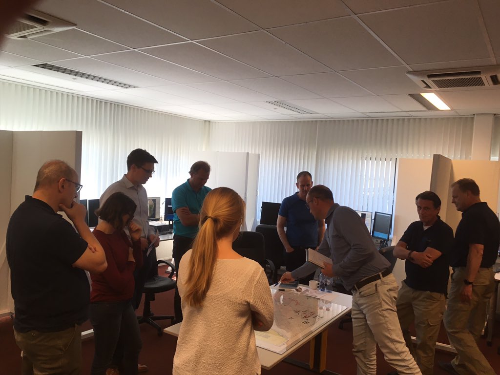 marcelsanders1's tweet photo. Plannen bespreken door deelnemers van Thales aan introductie cursus naval warfare bij #Navtrain. Komende dagen op simulator in eigen cubicle ervaren of de plannen gewenste resultaat opleveren! https://t.co/7cMtRCPoCx