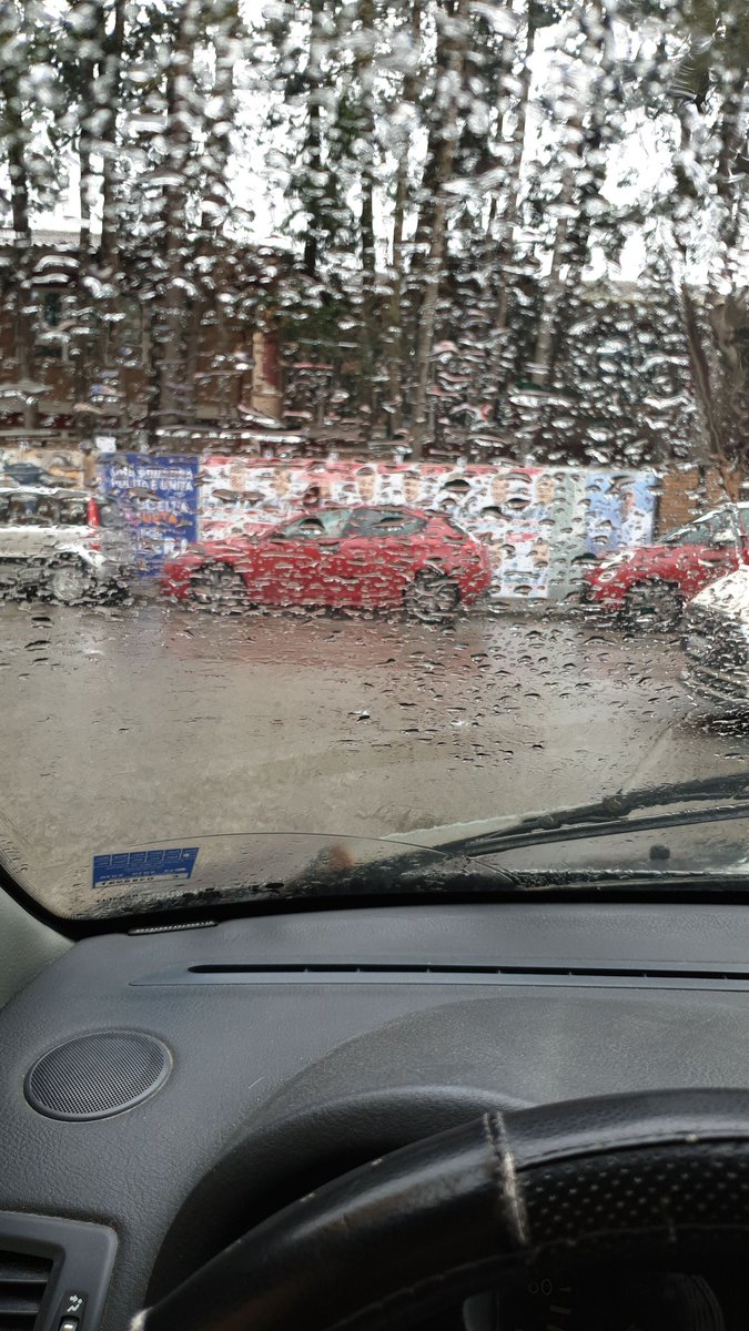 dovidovi20's tweet photo. 11 gradi, pioggia a dirotto ed ho appena visto una signora senza calze e con i sandali.
#Impavida https://t.co/faQoxEEgWR