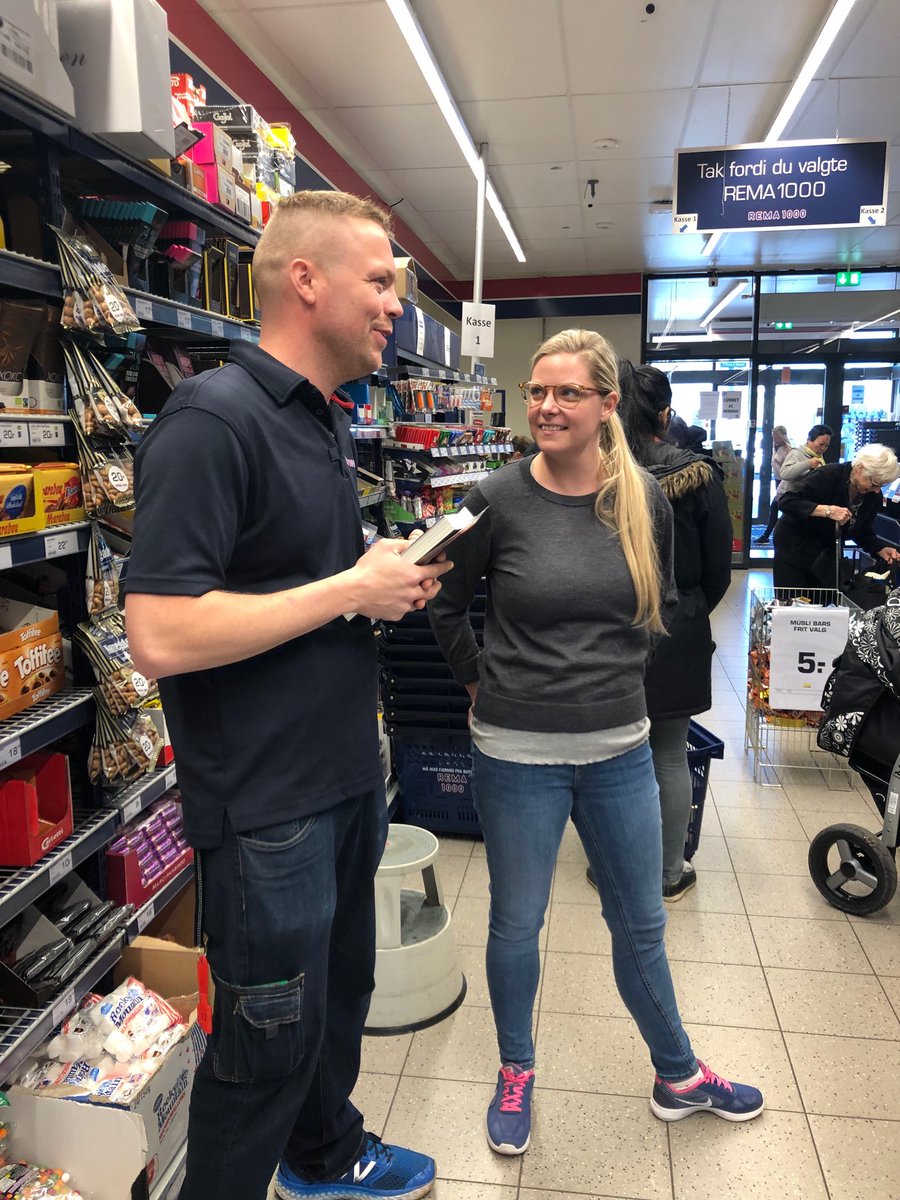johnwagnerdk's tweet image. En af de rigtigt gode ting ved valgkampe er og bliver politikernes besøg “i virkelighedens verden” - her den konservative ⁦@Scheelsbeck⁩ hos købmændene Henrik Andersen, MENY i Tåstrup, Martin Skov Larsen, Rema 1000 i Vallensbæk, og Finn Jacobsen, Spar i Glostrup.