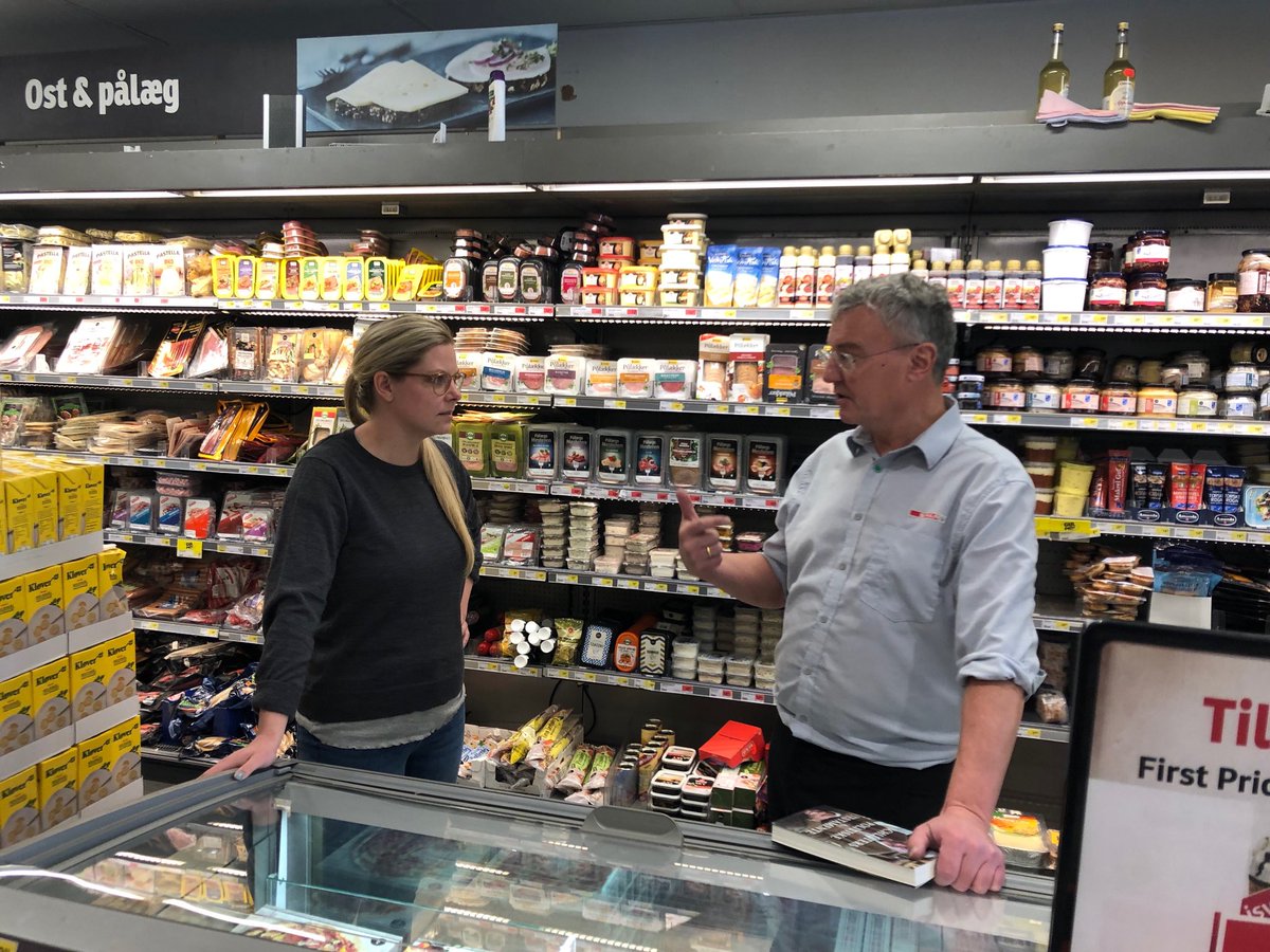 johnwagnerdk's tweet image. En af de rigtigt gode ting ved valgkampe er og bliver politikernes besøg “i virkelighedens verden” - her den konservative ⁦@Scheelsbeck⁩ hos købmændene Henrik Andersen, MENY i Tåstrup, Martin Skov Larsen, Rema 1000 i Vallensbæk, og Finn Jacobsen, Spar i Glostrup.